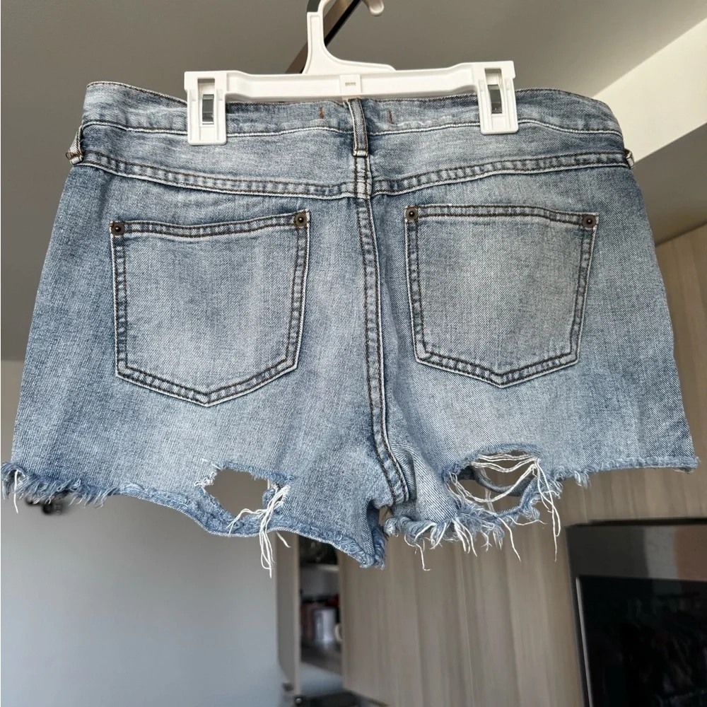 Free People Distressed Denim Shorts Size 29 - Picture 8 of 11